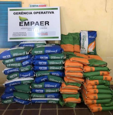 Em parceria com a Prefeitura de Pitimbu, Empaer distribui sementes de milho e feijão para agricultores de 16 associações