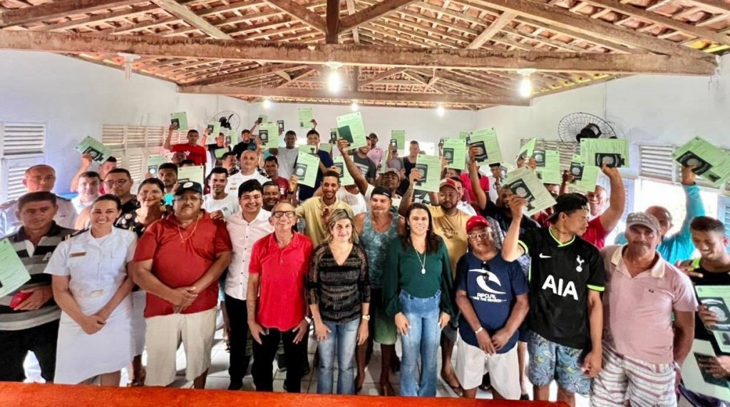 Marinha do Brasil entrega a pescadores de Pitimbu certificados do curso de formação para aquaviário profissional