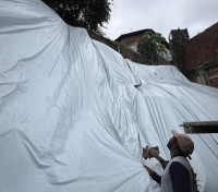 Prefeitura de Pitimbu inicia colocação de lonas em áreas de risco para prevenir deslizamentos